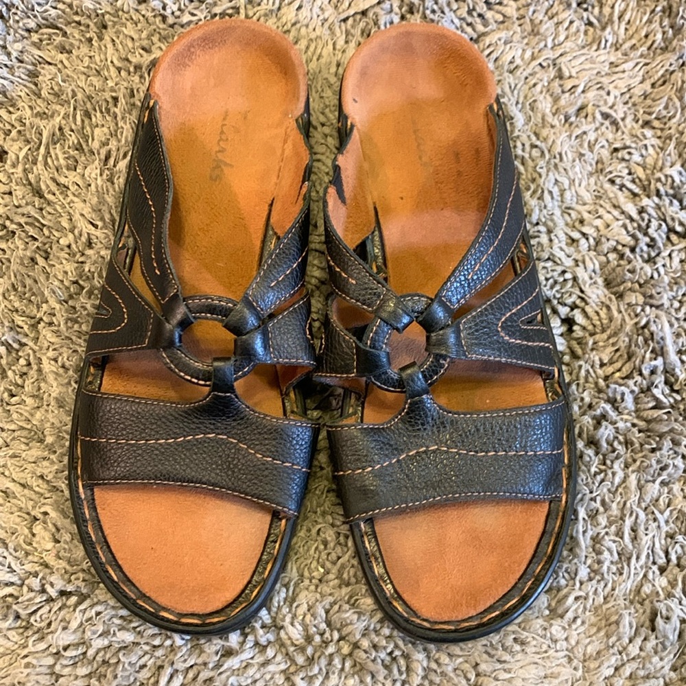 Clarks Leather Strappy Black Brown Sandals Womans 8M worn with lots of life left